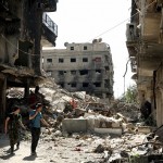Soldados sirios patrullan entre los escombros en Yarmouk, Siria. (Shimbun via Getty Images)