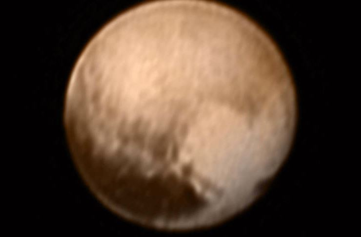 Fotograf & # XED; ia Pluto & # XF3; n taken from the New Horizons spacecraft NASA on July 7, 2015. On the right the luminous heart is observed & # XF3; n, and izquerda the body and head dark whale. (NASA) 