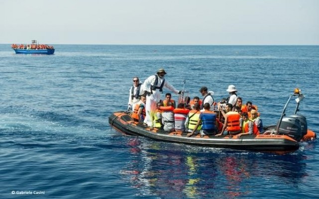 Docenas de desaparecidos al hundirse barco de migrantes