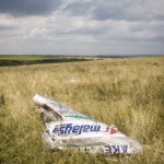 GRABOVO, Ucrania - 22 de julio: Restos del vuelo de Malaysia Airlines MH17 se encuentra en un campo en 22 de julio de 2014 en Grabovo, Ucrania. Concluyen que Misil de origen ruso derribó vuelo MH17 en Ucrania.  (Rob Stothard/Getty Images)