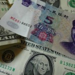 Billetes de yuanes y dólares estadounidenses en Yichang, provincia de Hubei en China, el 14 de agosto. (STR/AFP/Getty Images)