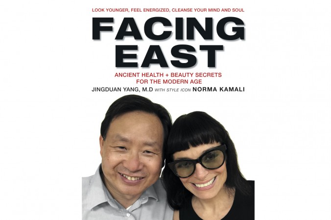 La cubierta del libro “Mirando hacia el Este” por el Dr. Yang, Jingduan, F.AP. A, ícono de estilo Norma Kamali. (Cortesía de los editores de Harper Collins)