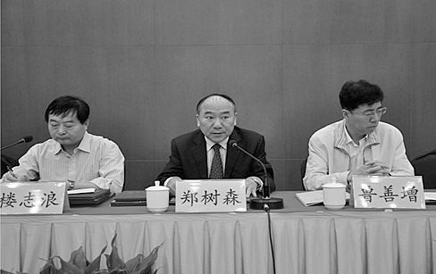 Zhen Shusen (centro), un prolífico cirujano hepático que también lidera una organización que incita el odio contra la práctica espiritual Falun Gong. (WOIPFG)