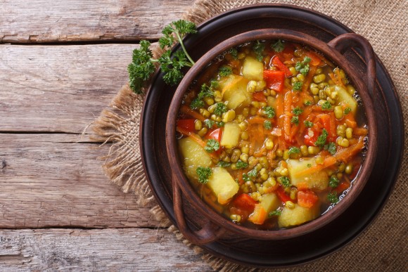 Sopa de verduras con mung (frijoles pequeños) (AS Food studio/Shutterstock)