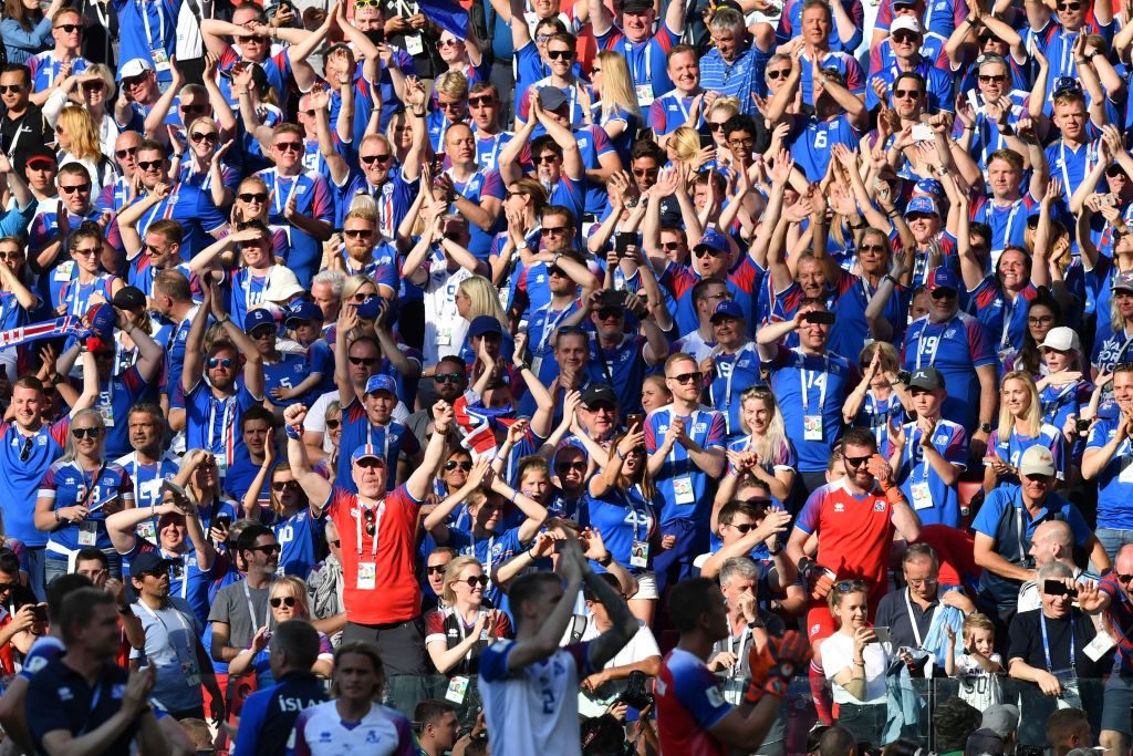 Los partidarios de Islandia celebran los resultados del primer partido del equipo de fútbol de Islandia contra Argentina en la Copa del Mundo Rusia 2018 en ReykjaviK, Islandia el 16 de junio de 2018