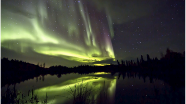 Aurora causada por una tormenta geomagnética solar el 17 de marzo de 2015. (NOAA)