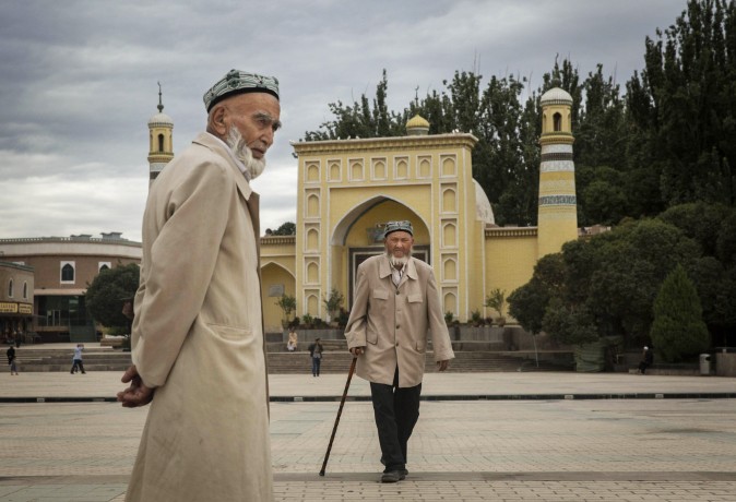 Hombres uigures caminan en frente de la Mezquita Id Kah, la mezquita más grande de China, el 31 de julio de 2014 en Kashgar, Región Autónoma Uigur de Xinjiang, China. (Getty Images / Getty Images)