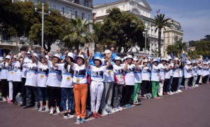 Empleados del Grupo Tiens en un desfile en Francia el 8 de mayo. Una serie de empresas chinas han premiado los empleados con paquetes turísticos. (AP Photo / Lionel Cironneau, Archivo)