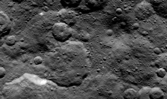 Superficie de Ceres muestra otras zonas blanquecinas, además de los misteriosos puntos blancos en un cráter. ( NASA/CALTECH/JPL)