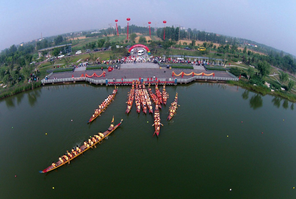 Botes de dragón en la carrera anual que se realiza en el río Binzhou, en la provincia china de Shandong, 20 de junio de 2015. (STR/AFP/Getty Images)