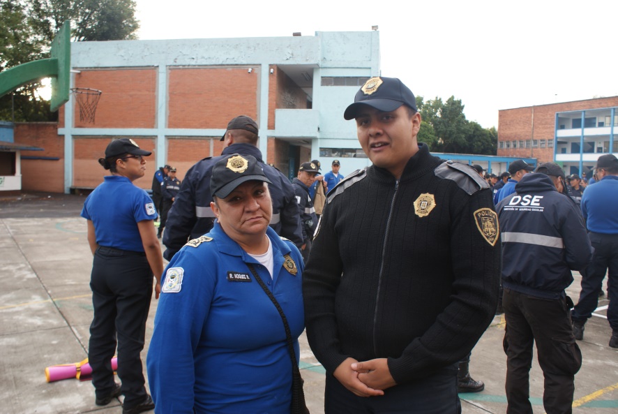 El Oficial Adrián García (derecha) manifestó con entusiasmo los beneficios que percibió al hacer los ejercicios de Falun Dafa. (Antonio Domínguez/La Gran Época)
