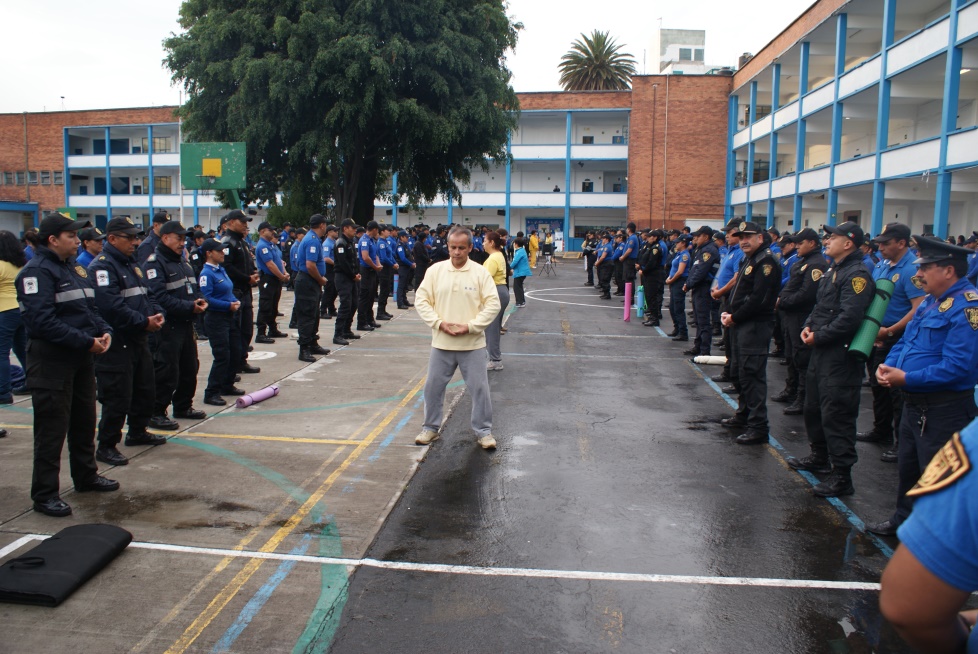 Practicantes de Falun Dafa de México dirigiendo la práctica de los ejercicios de la práctica a policías. (Antonio Domínguez/La Gran Época). 