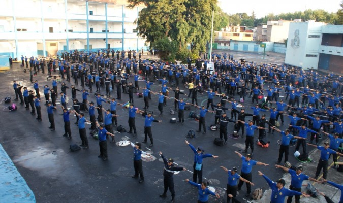 Policías mexicanos aprenden meditación para afrontar la violencia en las escuelas