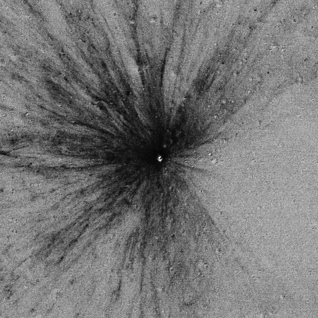 CrÃ¡ter de impacto de meteorito en la Luna. de 12 etros de diÃ¡metro, ocurrido entre el 12 de octubre de 2012 y el 21 de abril de 2013, NASA/GSFC/Arizona State University)