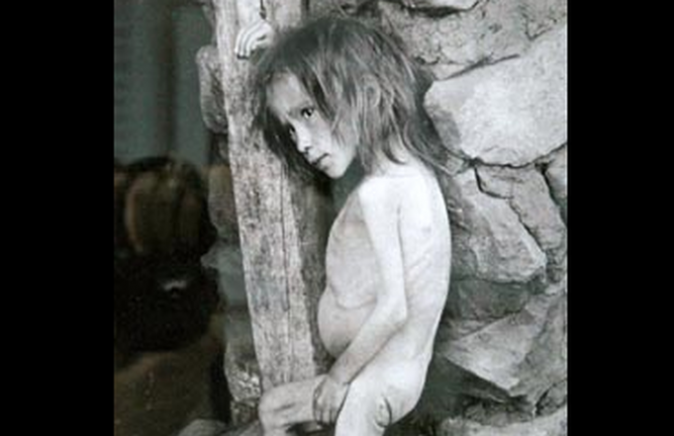 Muchacha rusa que muere de hambre en Buguruslan, 1921. (Public Domain)