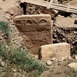 Pilar 43 o Piedra del Buitre, del sitio arqueológico Göbekli Tepe, Turquía, con figuras talladas de animales proporcionaría evidencia relacionada con catastrófico impacto de cometa hace 13 mil años (Imagen: Klaus-Peter Simon, vía Wikimedia Commons)