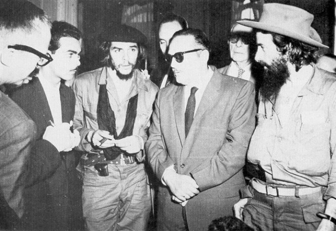 El presidente cubano, Manuel Urrutia, con los líderes rebeldes Che Guevara y Camilo Cienfuegos, en 1959. (Dominio Público) 