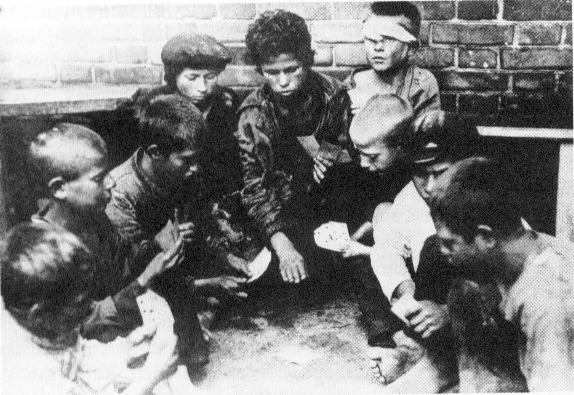 Niños huérfanos en las calles durante la Guerra Civil rusa. (Dominio público) 