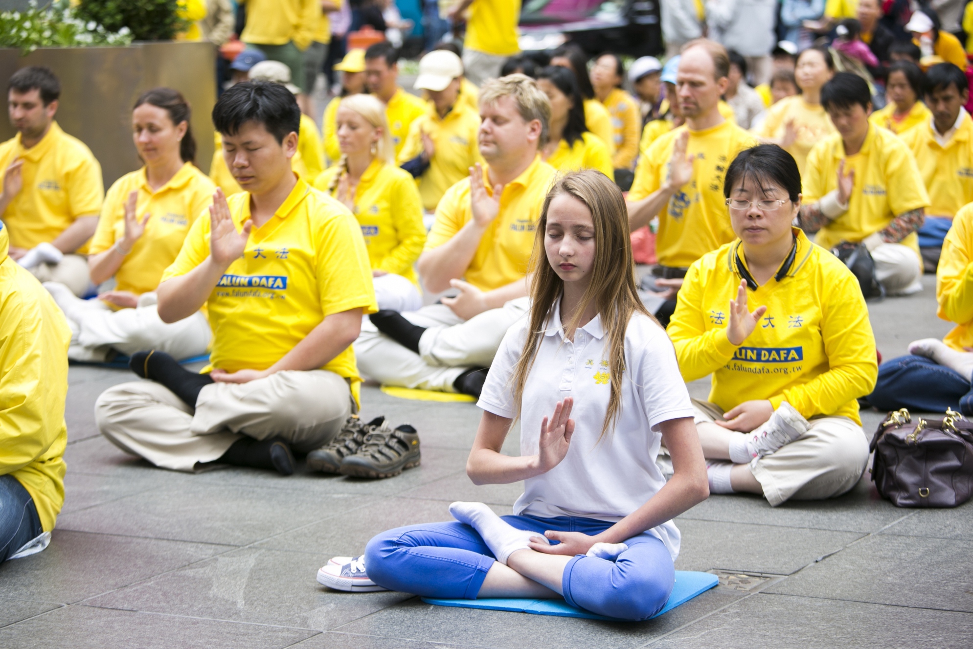 Practicantes de Falun Dafa realizan los ejercicios de Falun Dafa como parte de las celebraciones del Día Mundial de Falun Dafa en Nueva York. (Samira Bouaou/Epoch Times)