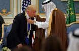 Donald Trump es condecorado tras su llegada a Arabia Saudí