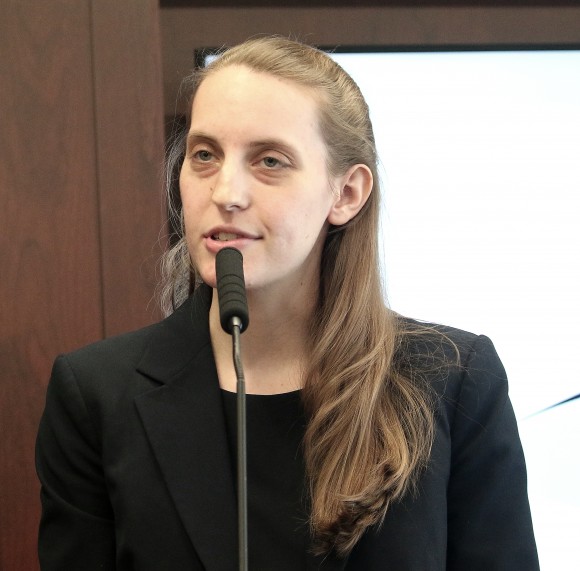 Rachelle Peterson, directora de Proyectos de Investigación, de la Asociación Nacional de Investigadores, discute su informe, Subcontratado a China, "en la Alianza por la Defensa de la Libertad, el 26 de abril. (Gary Feuerberg / La Gran Época) 