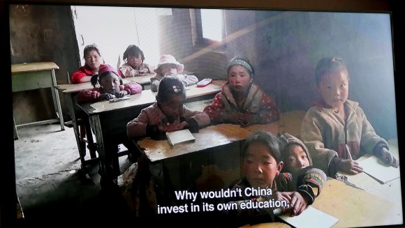 Imágenes del documental, "En el nombre de Confucio", una producción de Mark Media. Muestra a niños en la China rural quienes se beneficiarían del dinero que el gobierno gasta en el extranjero en los institutos de Confucio y las Clases de Confucio. 