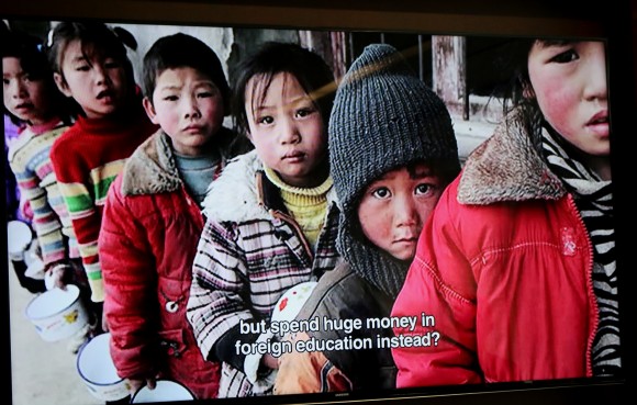 Imágenes de pantalla del documental, "En el nombre de Confucio", una producción de Mark Media. Muestra a niños en la China rural quienes se beneficiarían del dinero que el gobierno gasta en el extranjero en los institutos de Confucio y las Clases de Confucio. 