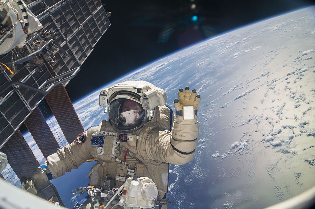 Después de seis meses en la Estación Espacial Innternacional, un astronauta que regresa a la tierra puede percibir una diferencia horaria con un reloj sincronizado con el suyo antes de su partida. Crédito: Wikimedia Commons