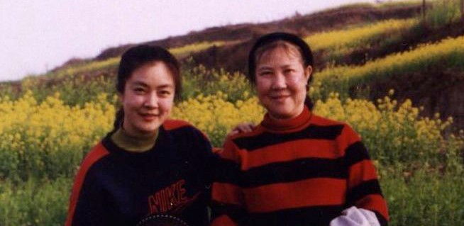 Jennifer Zeng con su madre a principios de 1999, en la última foto que tomó con su familia antes que comenzara la persecución a Falun Gong. (cortesía de Jennifer Zeng)