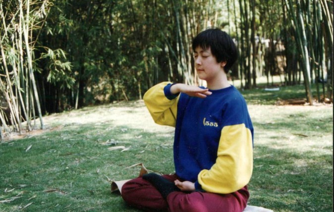 Jennifer Zeng practica la meditación de Falun Gong en 1998 en un parque en la ciudad de Shenzhen, China. (cortesía de Jennifer Zeng)