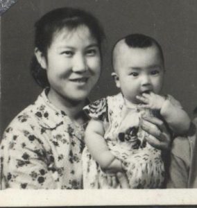 Jennifer y su madre cuando Jennifer tenía un año (cortesiía de Jennifer Zeng)