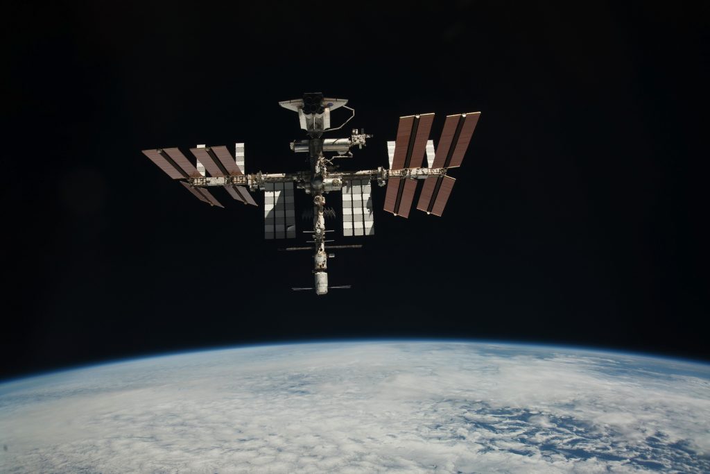 La ISS gira alrededor de la Tierra a una altitud aproximada de 400 km, a esta altura el campo gravitatorio de la Tierra reduce su efectos sobre los astronautas. Crédito: Wikimedia Commons