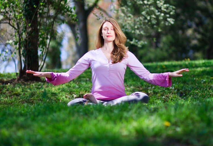 Una practicante de Falun Dafa meditando. (Jeff Nenarella/La Gran Época)
