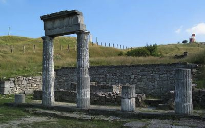 Restos de la capital del reino Bosforo en Crimea. Quizás un tiempo también en Akra. Son las ruinas de Panticapaeum. Hoy están en la moderna Kerc.