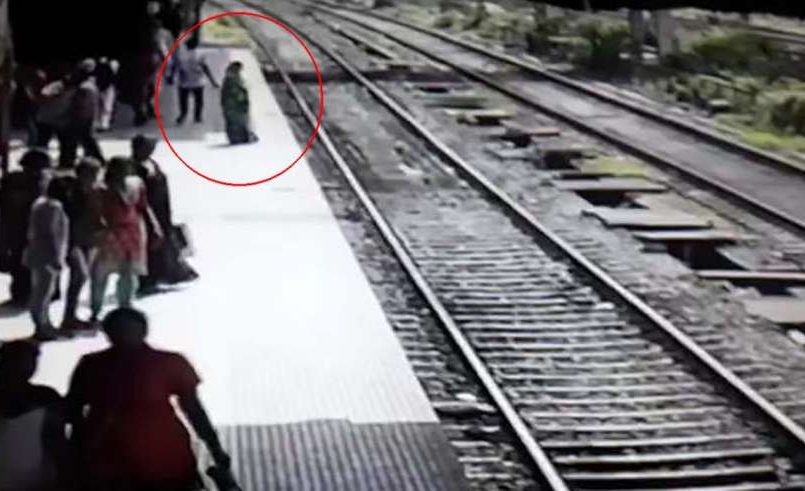Pasajeros de un tren en la India se aterrorizan por un ‘fantasma’ en el andén