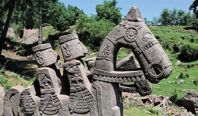 Descubren cientos de extrañas esculturas en los Himalayas