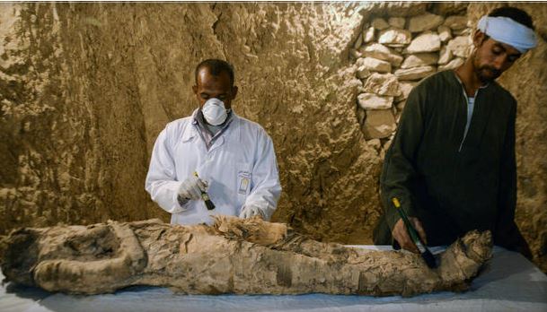 Egipto: Descubren dos tumbas y una momia de 3500 años de edad (Vídeo)