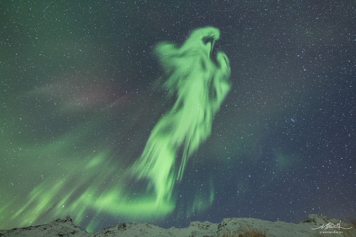 Extraña aurora en forma de espíritu orando surgió en los cielos de Noruega